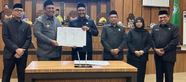 APBD PERUBAHAN – Bupati Maros Chaidir Syam bersama Ketua DPRD Muh Gemilang Pagessa menandatangani persetujuan ranperda APBD Perubahan 2025 dalam rapat paripurna, Kamis (25/9/2025). Anggaran mengalami penurunan Rp29 miliar, sehingga kini dipatok Rp1,6 triliun.