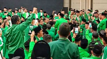 Muktamar X Partai Persatuan Pembangunan (PPP) di Ancol, Jakarta, Sabtu (27/9/2025), ricuh. Kader saling lempar kursi hingga menyebabkan sejumlah peserta, termasuk kader asal Sulsel, terluka.